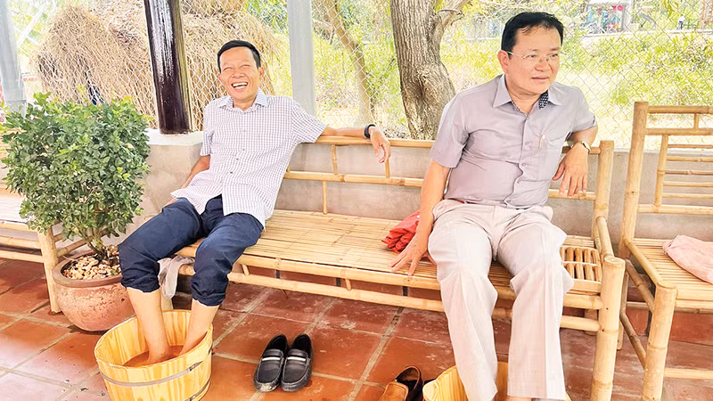 Du khách trải nghiệm dịch vụ ngâm chân bằng thảo dược tại ấp Thiềng Liềng, xã Thạnh An, huyện Cần Giờ.