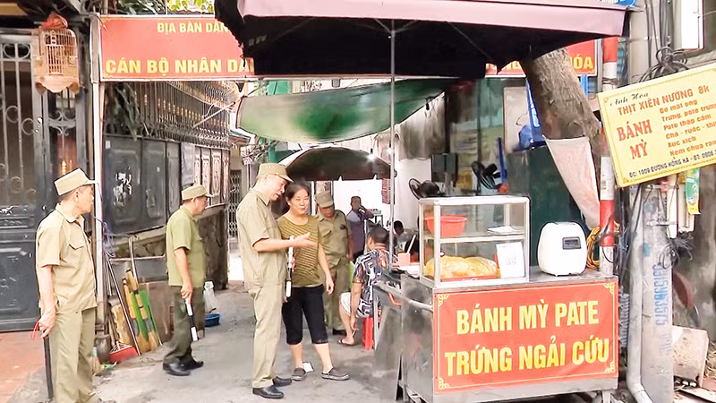 Ông Phạm Năng Cương (thứ ba từ bên trái sang) cùng các thành viên Ban bảo vệ dân phố phường Chương Dương trong một buổi tuần tra.