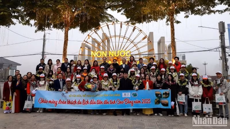 Đoàn du khách đầu tiên đến tỉnh Cao Bằng trong năm 2025.