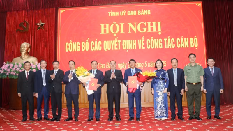 Lãnh đạo tỉnh Cao Bằng trao quyết định và tặng hoa các đồng chí nghỉ hưu trước thời hạn công tác.