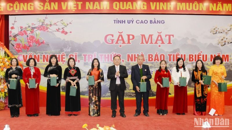 Lãnh đạo tỉnh Cao Bằng tặng quà văn nghệ sĩ, trí thức tiêu biểu.