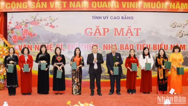 Lãnh đạo tỉnh Cao Bằng tặng quà văn nghệ sĩ, trí thức tiêu biểu.