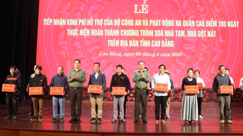 Bộ Công an tặng quà các gia đình được hỗ trợ xóa nhà tạm, nhà dột nát.