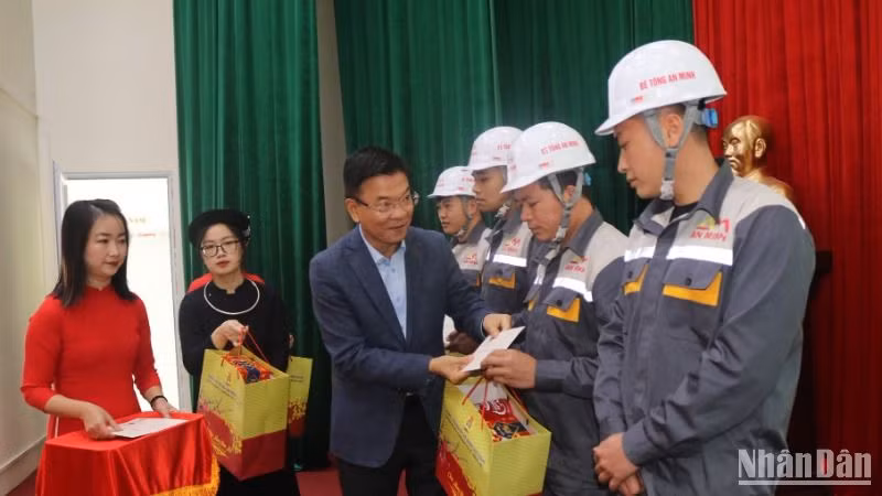 Phó Thủ tướng Lê Thành Long tặng quà Tết cho công nhân lao động.