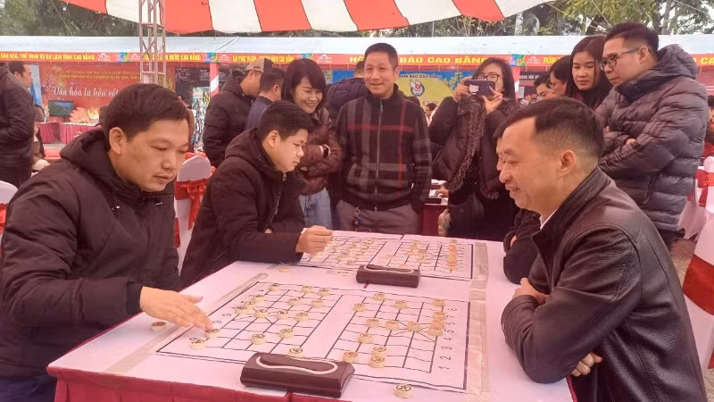 Các vận động viên thi đấu Giải cờ tướng Hội Nhà báo tỉnh Cao Bằng (mở rộng).