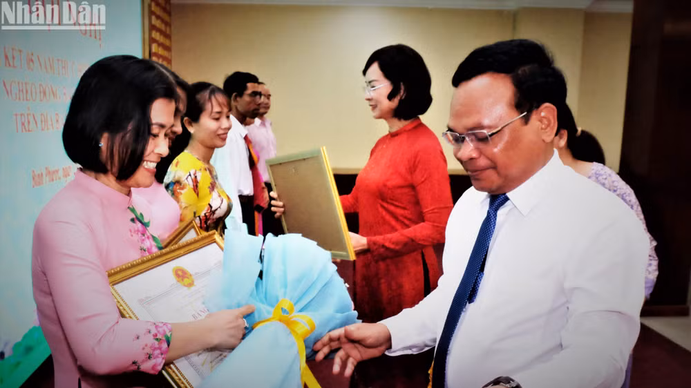 Lãnh đạo tỉnh Bình Phước tặng bằng khen cho các cá nhân thực hiện tốt công tác giảm nghèo.