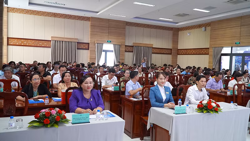 Đại diện các doanh nghiệp nhỏ và vừa trên địa bàn tỉnh, lãnh đạo một số sở, ngành tỉnh Đồng Tháp tham dự hội nghị. (Ảnh: HỮU NGHĨA)