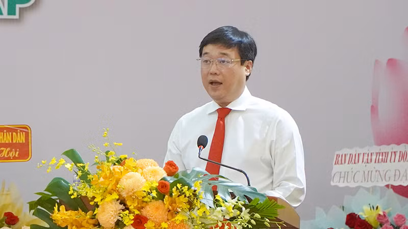Ủy viên Trung ương Đảng, Bí thư Tỉnh ủy Đồng Tháp Lê Quốc Phong phát biểu tại đại hội. (Ảnh: HỮU NGHĨA)