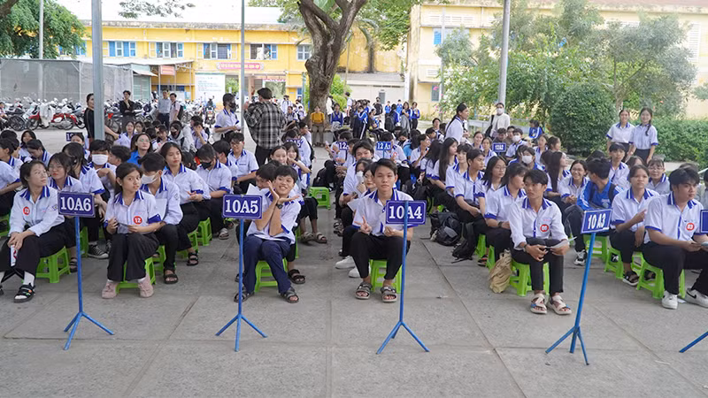 Học sinh Trường trung học phổ thông Tràm Chim, huyện Tam Nông, tỉnh Đồng Tháp trong giờ sinh hoạt ngoại khóa (Ảnh: HỮU NGHĨA)