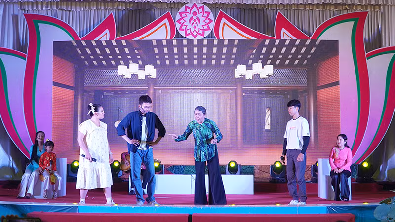 Đơn vị tỉnh Bến tre tham gia phần thi biểu diễn nghệ thuật “Gia đình tài năng”.(Ảnh: HỮU NGHĨA)