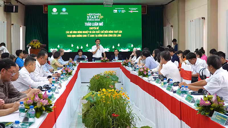 Giám đốc Sở Nông nghiệp và Phát triển nông thôn tỉnh Đồng Tháp Nguyễn Văn Vũ Minh phát biểu tại buổi tọa đàm. (Ảnh: HỮU NGHĨA)