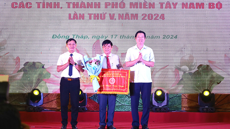 Phó Chủ tịch Ủy ban nhân dân tỉnh Đồng Tháp Huỳnh Minh Tuấn (bên phải) trao giải nhất toàn đoàn cho đơn vị tỉnh Đồng Tháp.