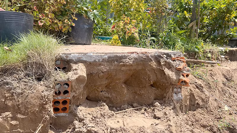 Đoạn sạt lở đã ăn sâu vào đất liền từ 20m đến 30m. (Ảnh: HỮU NGHĨA)