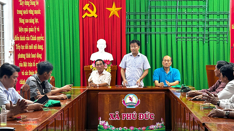 Phó Chủ tịch Ủy ban nhân dân tỉnh Đồng Tháp Nguyễn Phước Thiện phát biểu tại buổi họp.
