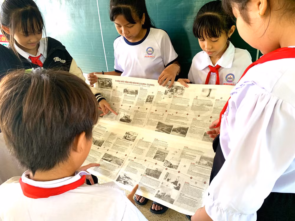 Các em còn thích thú với những thông tin phía sau mặt tranh.