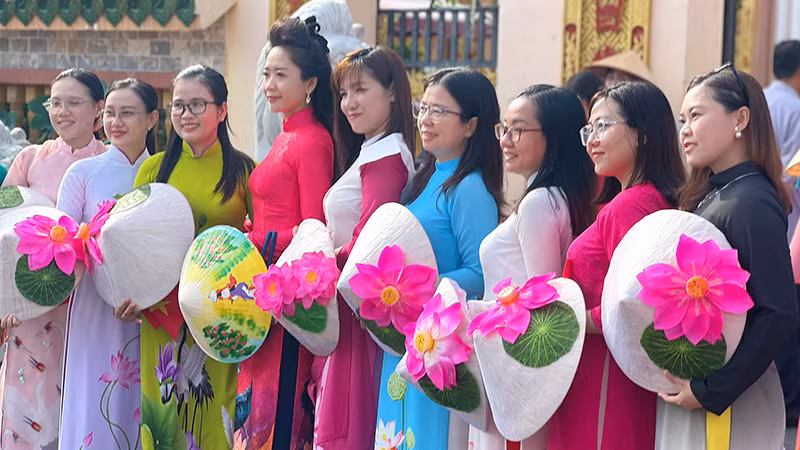 Đại biểu chụp ảnh lưu niệm tại Đền thờ Ông bà Đỗ Công Tường, phường 2, thành phố Cao Lãnh. Ảnh: HỮU NGHĨA