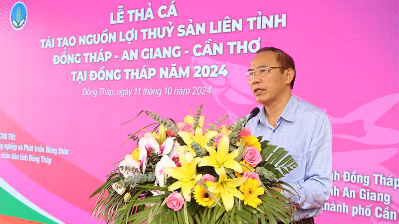 Thứ trưởng Nông nghiệp và Phát triển nông thôn Phùng Đức Tiến phát biểu tại buổi lễ.