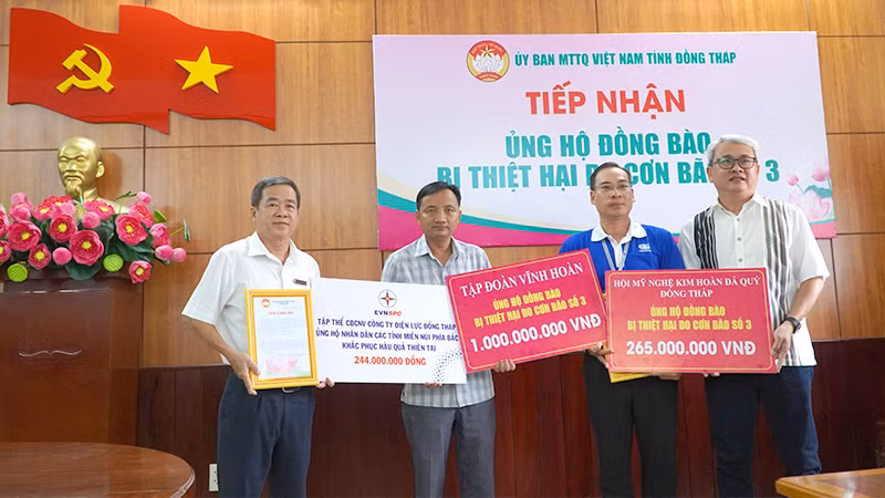 Phó Chủ tịch Ủy ban Mặt trận Tổ quốc Việt Nam tỉnh Đồng Tháp Võ Chí Hữu tiếp nhận số tiền ủng hộ và trao thư cảm ơn các tổ chức, doanh nghiệp. (Ảnh: HỮU NGHĨA)