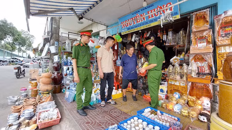 Công an thành phố Sa Đéc thường xuyên kiểm tra, hướng dẫn cho các Tổ liên gia an toàn phòng cháy, chữa cháy. (Ảnh: Công an cung cấp)