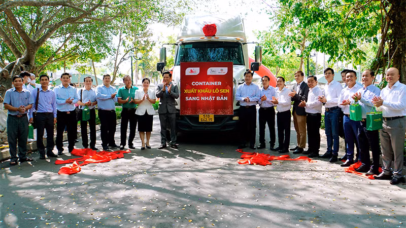Đại biểu thực hiện nghi thức chúc mừng container củ sen đầu tiên. 