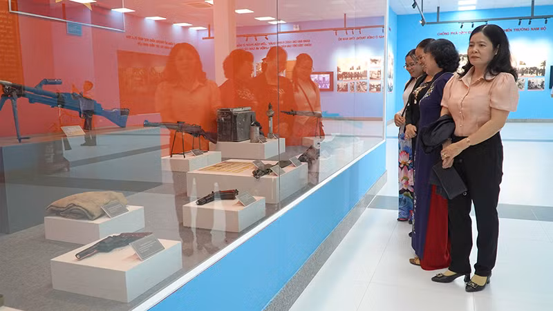 Tham quan Nhà trưng bày Xứ ủy Nam Bộ và Văn hóa Óc Eo tại Khu di tích Gò Tháp. (Ảnh: HỮU NGHĨA)