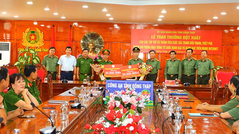 Chủ tịch Ủy ban nhân dân tỉnh Đồng Tháp Phạm Thiện Nghĩa đến Công an tỉnh Đồng Tháp trao tặng số tiền khen thưởng cho 2 tập thể.