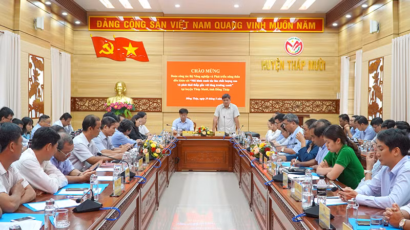 Thứ trưởng Nông nghiệp và Phát triển nông thôn Trần Thanh Nam phát biểu chỉ đạo tại buổi làm việc. (Ảnh: HỮU NGHĨA)