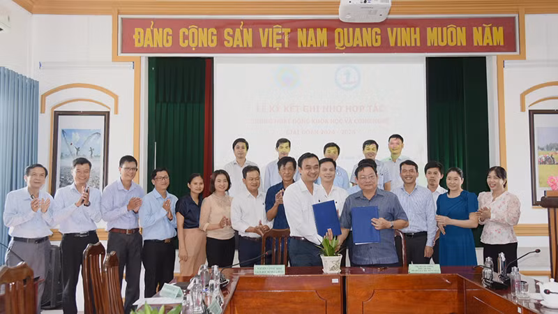 Đại diện 2 đơn vị ký kết kế hoạch phối hợp hoạt động khoa học và công nghệ.