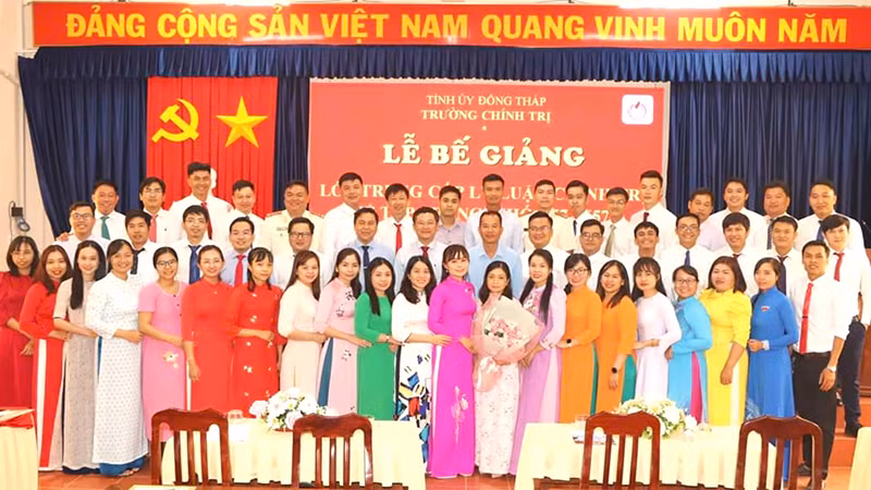 Học viên nhận bằng tốt nghiệp lớp Trung cấp lý luận chính trị tại Trường Chính trị tỉnh Đồng Tháp.