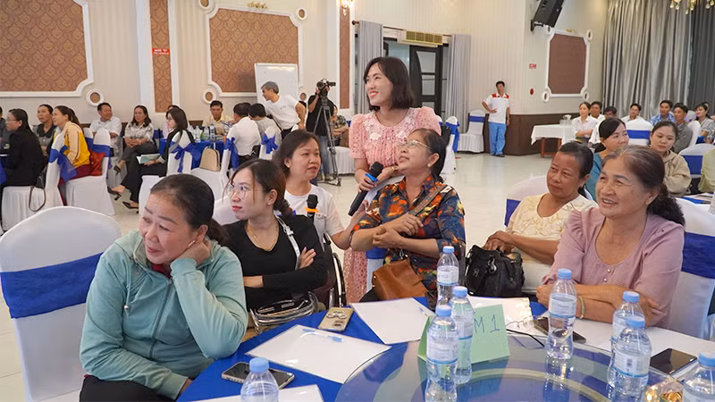 Học viên tham gia tập huấn theo hình thức thảo luận, làm việc nhóm. (Ảnh: HỮU NGHĨA)