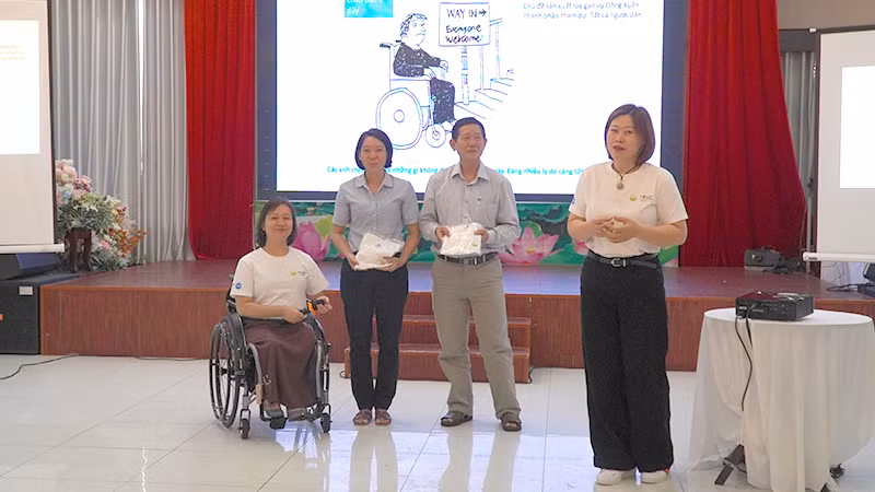 Trao tặng quà cho học viên có nội dung trả lời tốt trong quá trình thảo luận. (Ảnh: HỮU NGHĨA)