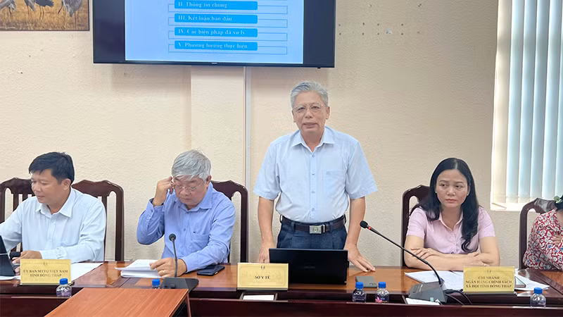 Bác sĩ Võ Minh Phục, Chi cục trưởng Chi cục An toàn vệ sinh thực phẩm tỉnh Đồng Tháp, thông tin vụ ngộ độc thực phẩm tại thành phố Hồng Ngự. (Ảnh: HỮU NGHĨA)