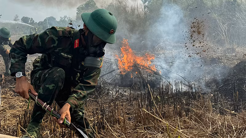 Tích cực dập tắt đám cháy.