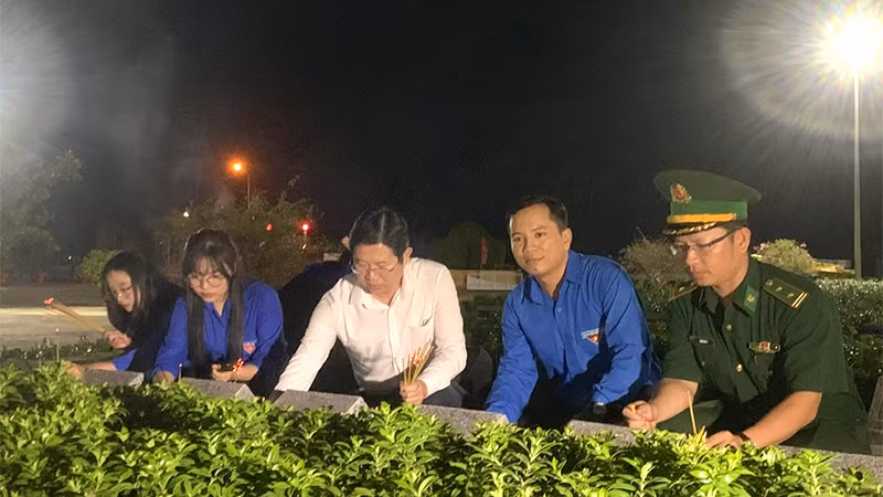 Lãnh đạo tỉnh, cán bộ, đoàn viên, thanh niên viếng Nghĩa trang liệt sĩ biên giới huyện Tam Nông.