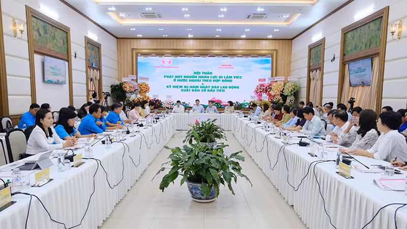 Quang cảnh hội thảo. Quang cảnh hội thảo.