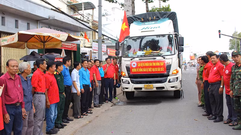 Vận chuyển hàng hóa từ Đồng Tháp cứu trợ đồng bào bị thiệt hại do bão số 3.