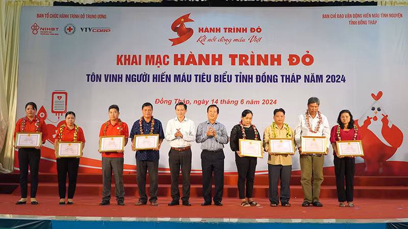 Lãnh đạo tỉnh Đồng Tháp trao Bằng khen của Chủ tịch Ủy ban nhân dân tỉnh cho các hộ gia đình, cá nhân có thành tích hiến máu tình nguyện.