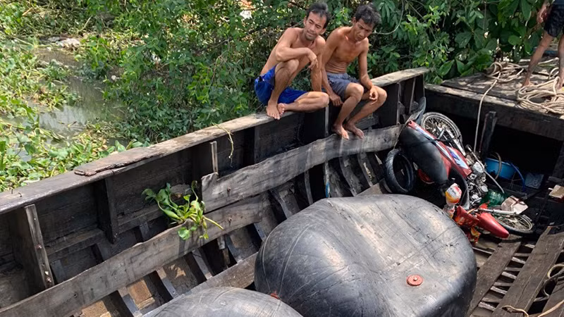 Phương tiện trong vụ va chạm đã được đưa vào bờ sông neo đậu.