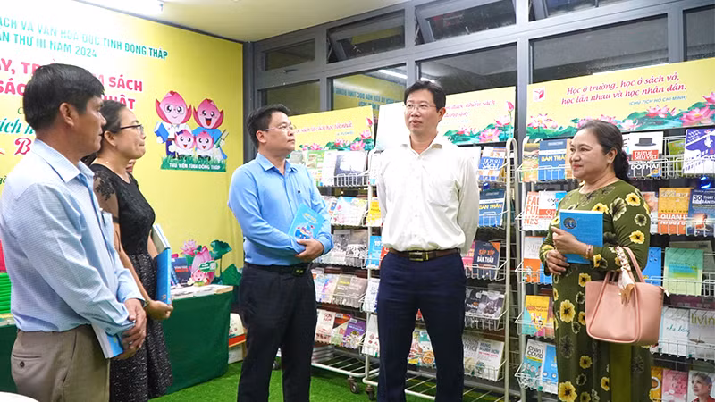 Lãnh đạo tỉnh Đồng Tháp tham quan các hoạt động tại Ngày sách và văn hóa đọc.