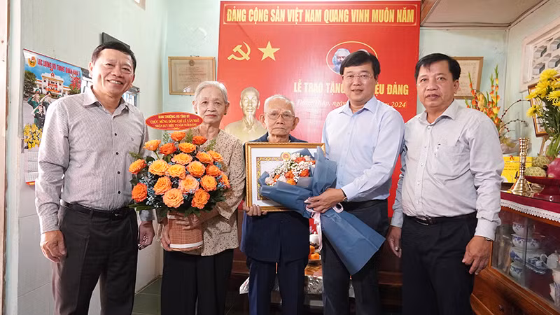 Bí thư Tỉnh ủy Đồng Tháp Lê Quốc Phong trao Huy hiệu 75 năm tuổi Đảng tặng đảng viên Lê Văn Nhở.