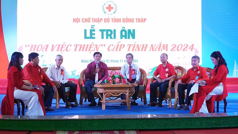 Tọa đàm giữa lãnh đạo Hội Chữ thập đỏ tỉnh Đồng Tháp và các diễn giả đạt danh hiệu “Người tốt, việc thiện” cấp tỉnh năm 2024.