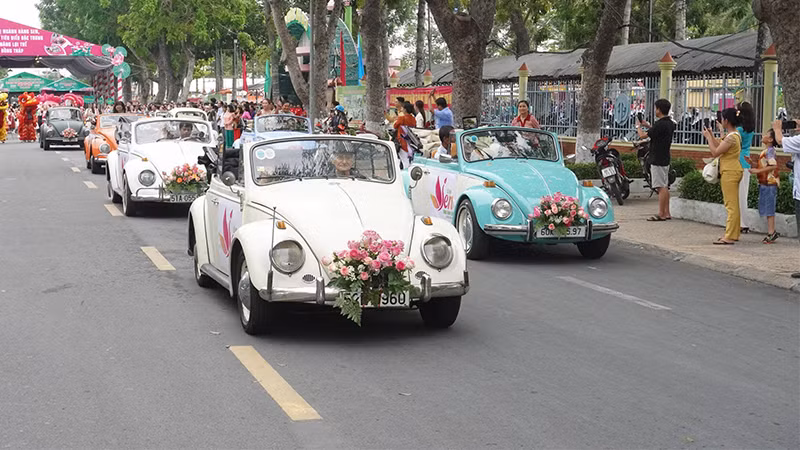 Đoàn xe cổ dẫn đoàn Lễ hội Carnival.
