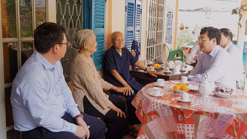 Tại mỗi nơi đến thăm, trao Huy hiệu Đảng, Bí thư Tỉnh ủy Đồng Tháp Lê Quốc Phong thăm hỏi sức khỏe, đời sống của các đồng chí đảng viên.