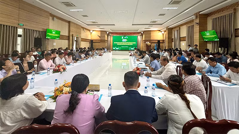 Quang cảnh buổi tập huấn nâng cao nhận thức và thúc đẩy hành động thích ứng với xu hướng chuyển đổi xanh, giảm phát thải. (Ảnh: HỮU NGHĨA)