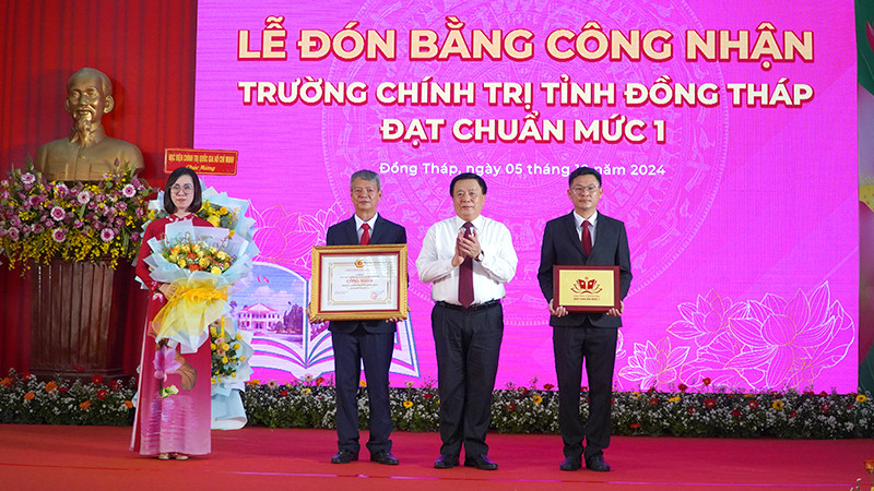 Đồng chí Nguyễn Xuân Thắng trao Bằng và biểu trưng công nhận Trường Chính trị tỉnh Đồng Tháp đạt chuẩn mức 1. (Ảnh: HỮU NGHĨA)