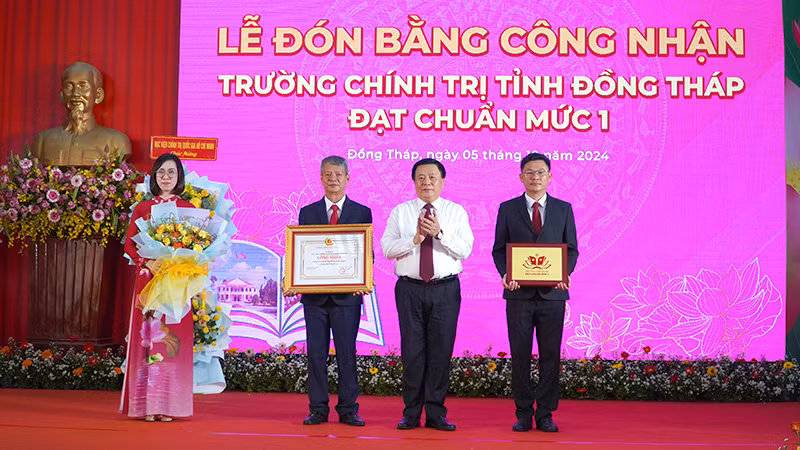 Đồng chí Nguyễn Xuân Thắng trao Bằng và biểu trưng công nhận Trường Chính trị tỉnh Đồng Tháp đạt chuẩn mức 1. (Ảnh: HỮU NGHĨA)