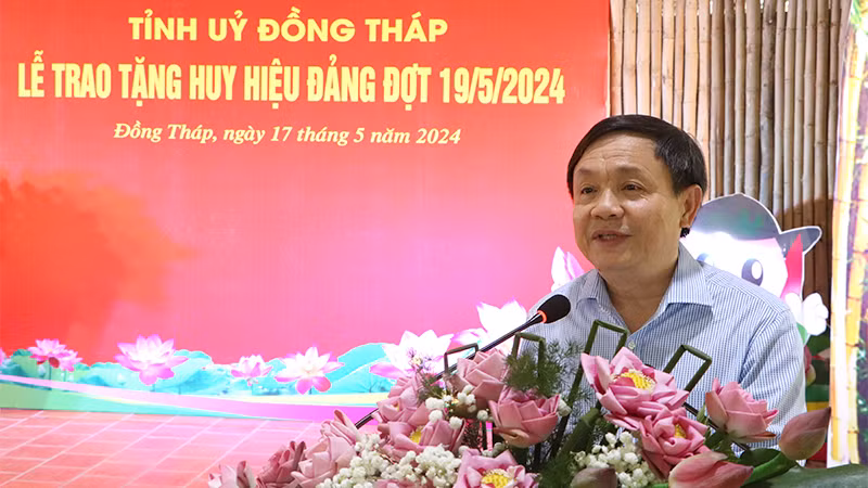Phó Bí thư Thường trực Tỉnh ủy Đồng Tháp Phan Văn Thắng phát biểu tại lễ trao tặng Huy hiệu Đảng.