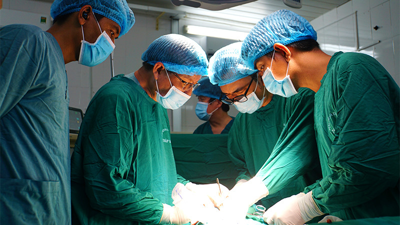 Bệnh viện Thống Nhất và Bệnh viện Đa khoa khu vực Tháp Mười cùng thực hiện phẫu thuật cho bệnh nhân.