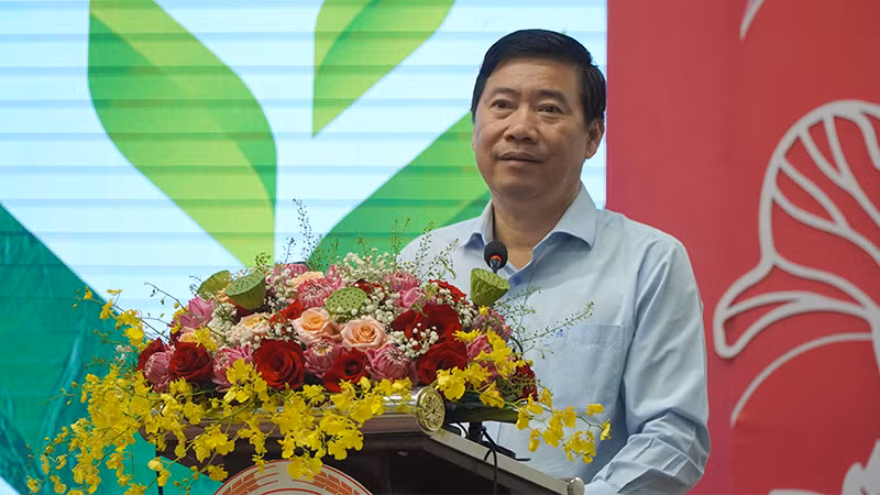 Chủ tịch Ủy ban nhân dân tỉnh Đồng Tháp Phạm Thiện Nghĩa phát biểu tại hội thảo. (Ảnh: HỮU NGHĨA)