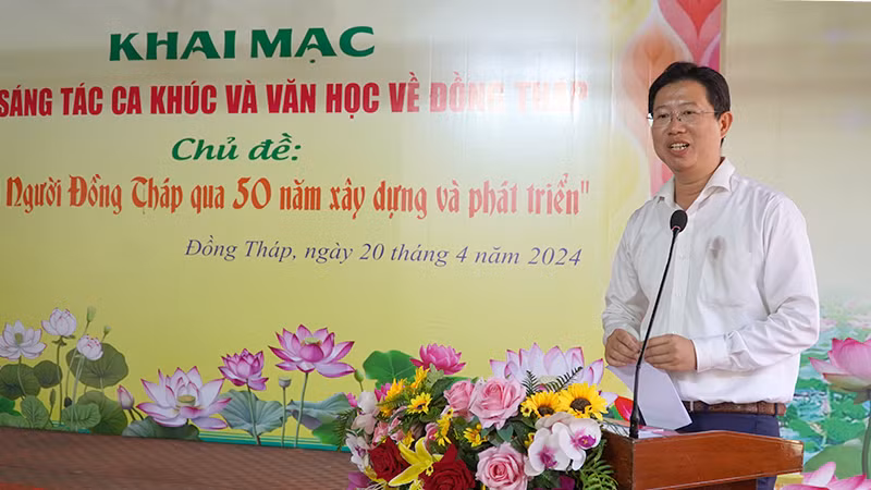 Phó Chủ tịch Ủy ban nhân dân tỉnh Đồng Tháp Huỳnh Minh Tuấn phát biểu khai mạc. (Ảnh: HỮU NGHĨA)